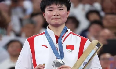 Paris-2024: Çinli idmançıdan məğlub etdiyi rəqibinə dəstək