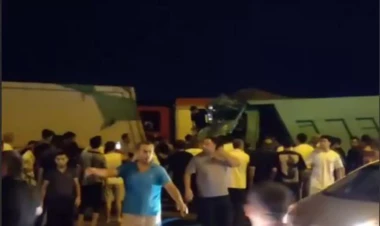 Bakıda ağır QƏZA: Sürücü sükan arxasında sıxılı vəziyyətdə qaldı - VİDEO