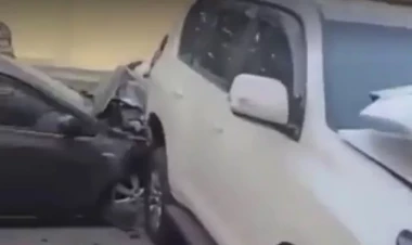 Bakıda zəncirvari qəza - 4 maşın toqquşdu - VİDEO