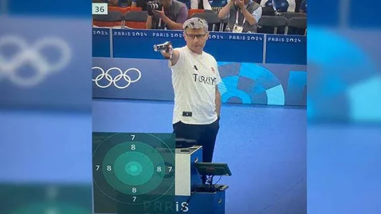 Əli cibində Olimpiadada medal qazandı, gündəm oldu - VİDEO