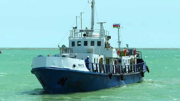 Xəzərdə gəmi yanır - Heyət təxliyə edildi