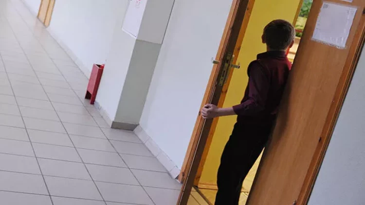 Ona 3 yazdığı üçün müəllimə xəsarət yetirdi - Həbs olundu