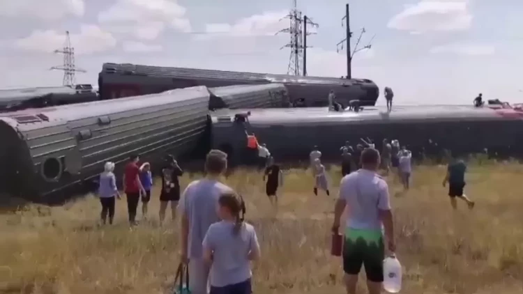 Rusiyada sərnişin qatarı relsdən çıxdı: Çoxlu sayda sərnişin yaralanıb