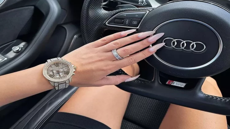 Bakıda xanım sürücünün maşınından içi dolu çantası oğurlandı - HADİSƏ ANI