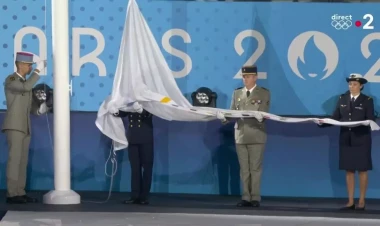 Fransızlar Olimpiya bayrağını tərsinə asdılar - VİDEO