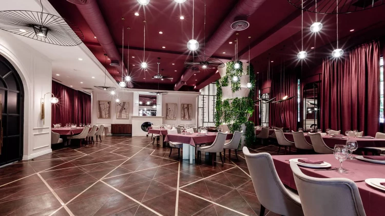 Bakıda restorandan çıxan şəxsi maşın vurdu