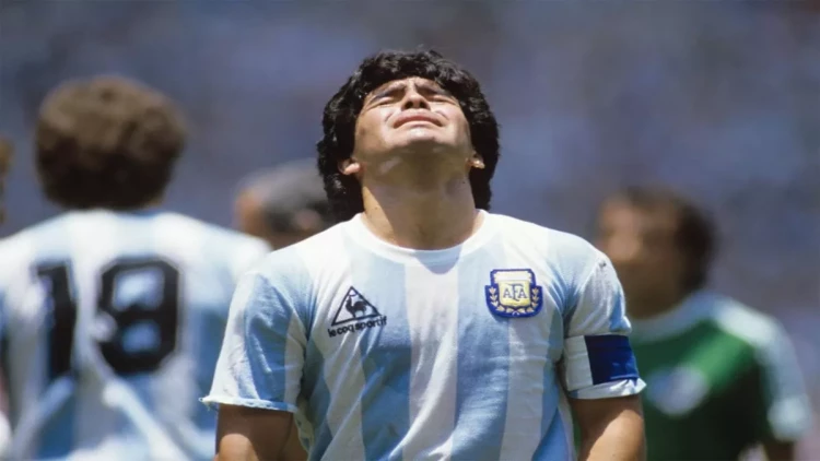 Maradonanın 1986-cı ildəki idman geyimi hərraca çıxarıldı - FOTO