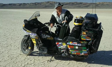 İnanılmaz REKORD: Motosikletdə ən uzun dünya səyahəti neçə il davam edib?