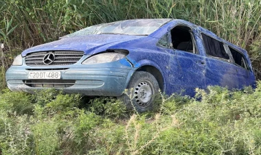 Azərbaycanda mikroavtobus kanala düşdü - Xəsarət alanlar var - FOTO