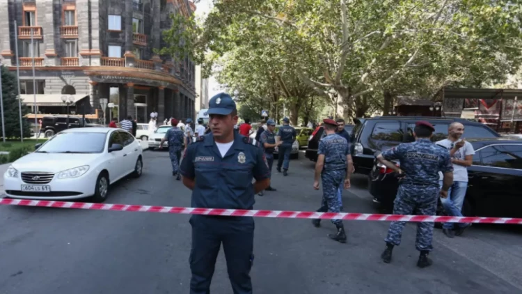 Paşinyanın partiyasının ofisi yaxınlığında atışma baş verib, yaralanan var