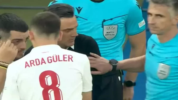 Türkiyə matçında hakimdən skandal əl hərəkəti – FOTO