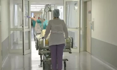 Göz əməliyyatına gələn xəstə YATDI - VİDEO