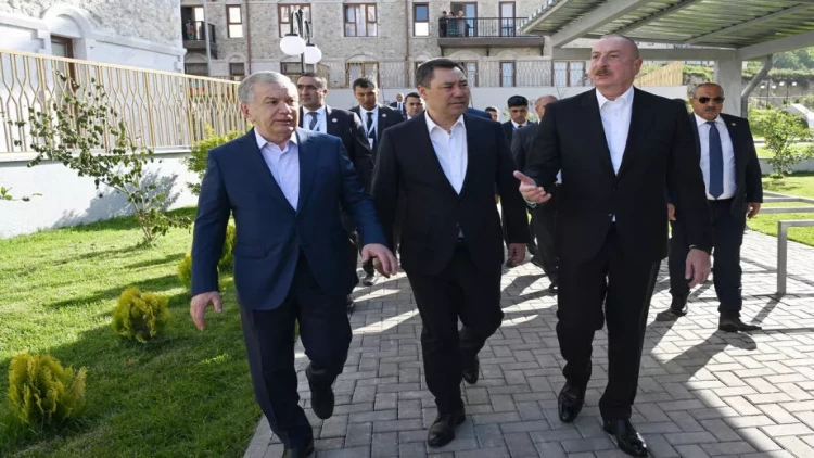 Üç ölkə prezidenti Şuşada gəzintiyə çıxdı - VİDEO - FOTO