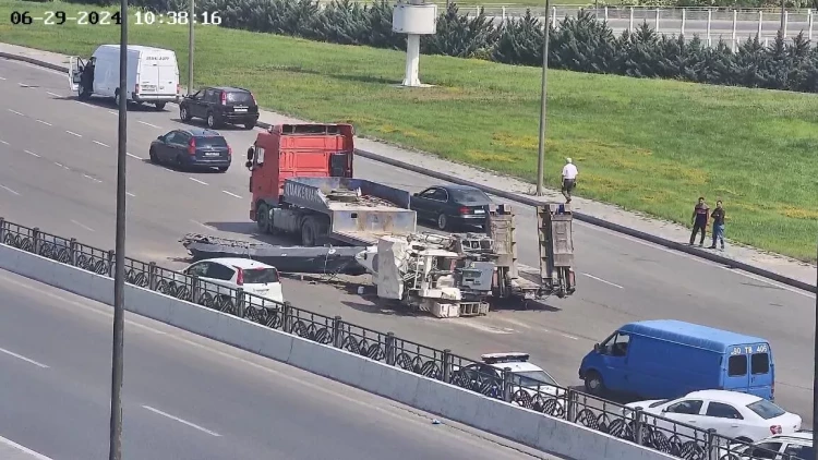 Bakıda yola aşan texnika götürüldü - YENİLƏNİB - FOTO