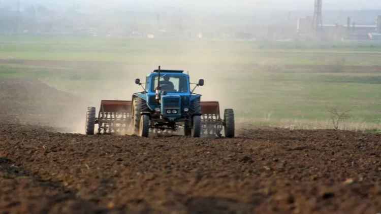 45 yaşlı kişi traktorun qoşqusundan yıxılaraq xəsarət aldı