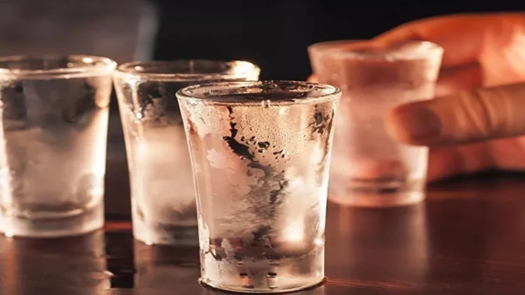 Təyyarədə spirtli içki içmək: İKİQAT TƏHLÜKƏ MƏNBƏYİ