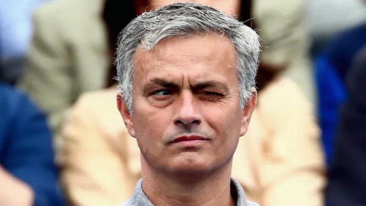 Mourinyo  “Çelsi”nin  paltardəyişmə otağında hansı təhlükə ilə üzləşib?