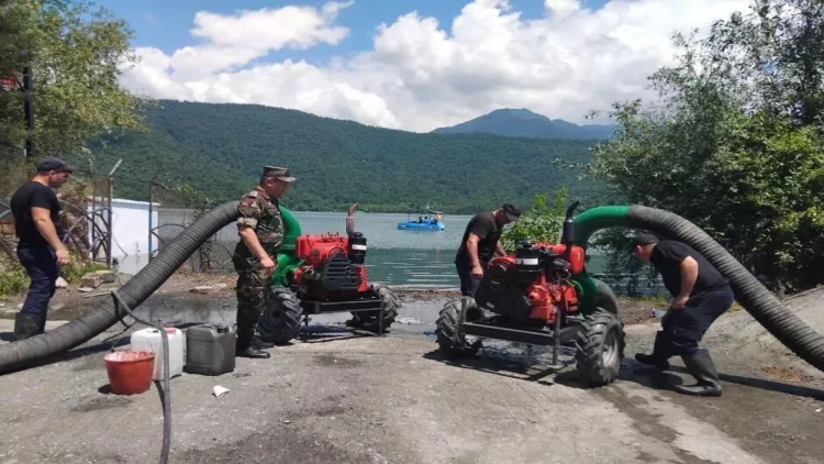 Nohur göldə daşma riski yaranıb - FOTO