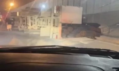 Bakıda gecə saatlarında ağır qəza: Çoxtonnajlı maşın aşdı - VİDEO