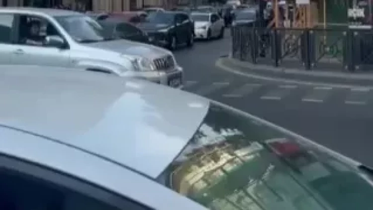 Bakıda qadın sürücü avtomobili işıqfora çırpdı - VİDEO