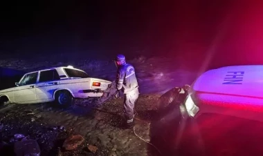 İçərisində 2 nəfər olan maşın çaya düşdü - VİDEO