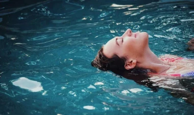 Yuxuda üzmək nə deməkdir?