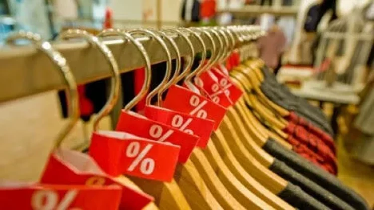 Qadınlar mağazada endirimə görə SAÇYOLDUYA ÇIXDILAR - VİDEO