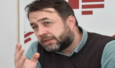 “Qadın ağlaya-ağlaya qarşımda diz çökdü”