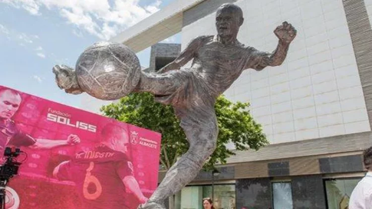 İnyestanın vətənində heykəli qoyuldu