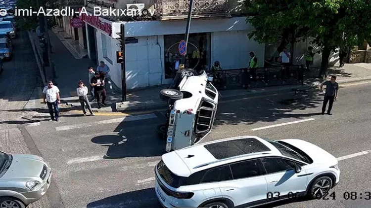 Bakının mərkəzində avtomobil aşdı - FOTOlar