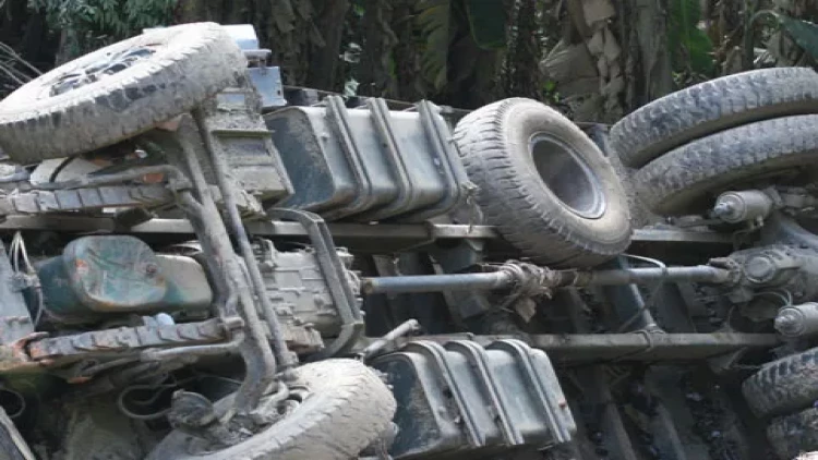 Cəlilabadda yük maşını aşdı - xəsarət alan var