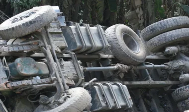 Cəlilabadda yük maşını aşdı - xəsarət alan var