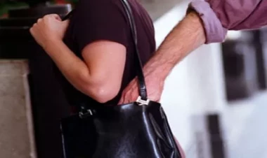 Qadını döyüb teıefonunu oğurladı