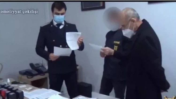 Sabiq direktor məhkəməyə xərəkdə gətirildi - FOTO