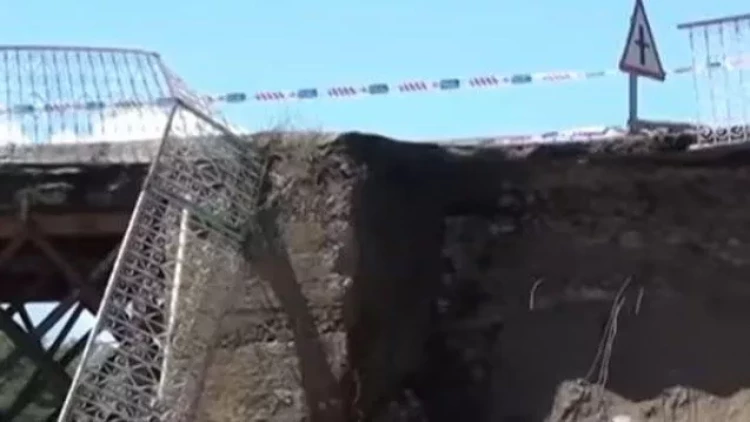 Qazaxda kəndlə rayonu birləşdirən körpü uçdu - VİDEO