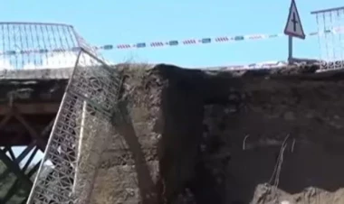 Qazaxda kəndlə rayonu birləşdirən körpü uçdu - VİDEO