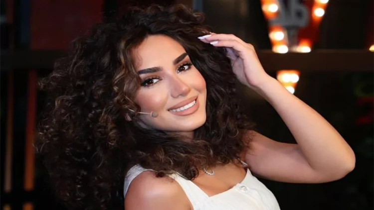 Azərbaycanlı müğənninin səhnə geyimi müzakirə yaratdı - VİDEO