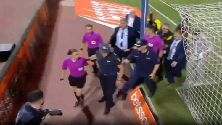 Finalda uduzan kişi futbolçular qadın hakimə hücum çəkdilər - VİDEO