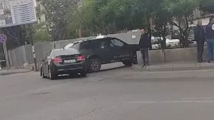 Bakıda zəncirvari qəza - 5 maşın toqquşdu - VİDEO