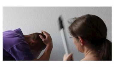 Azərbaycanda qadın ərini döydü