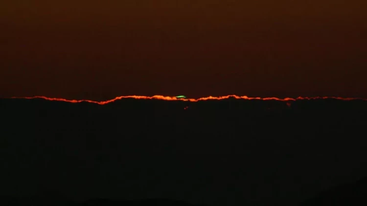 Alimlər dənizçilərə və sevgililərə ümid bəxş edən yaşıl şüanın sirrini açdı