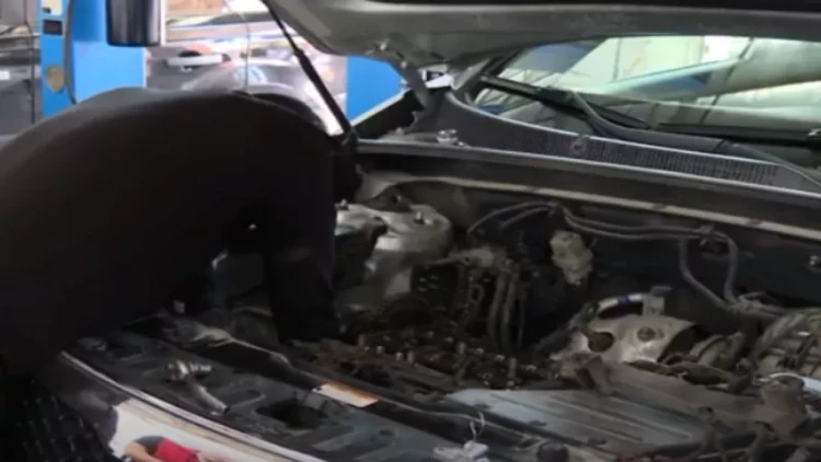 Benzinlə işləyən avtomobilə dizel vuruldu - Maşın bu hala düşdü - VİDEO