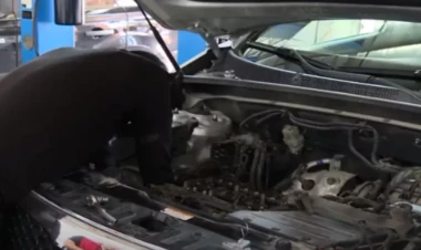 Benzinlə işləyən avtomobilə dizel vuruldu - Maşın bu hala düşdü - VİDEO