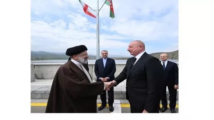 İlham Əliyev və Rəisi Azərbaycan-İran dövlət sərhədində görüşüblər - FOTO