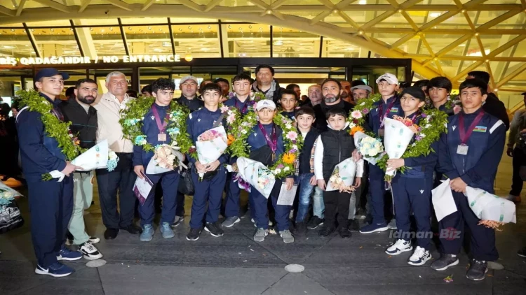 Avropa çempionatında tarix yazan güləşçilərimiz Vətənə qayıtdı - FOTO