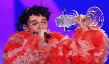 “Avroviziya” qalibi mükafatını səhnədəcə SINDIRDI - VİDEO