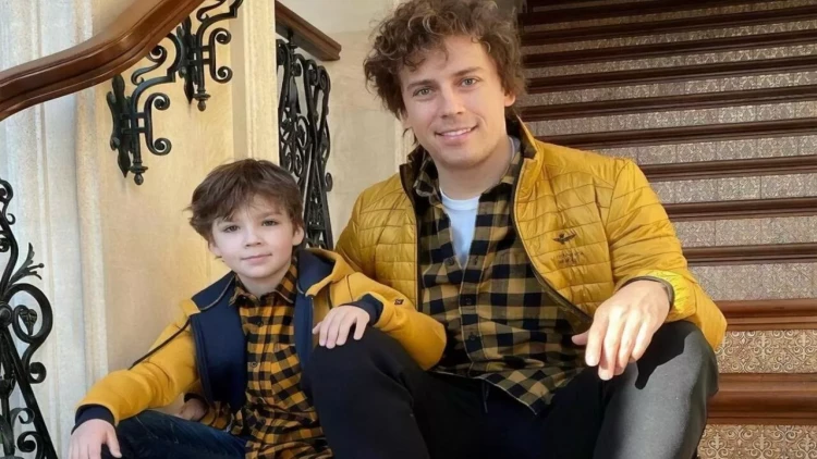 Qalkinin 11 yaşlı oğlu ilə paylaşdığı FOTOları başına bəla oldu