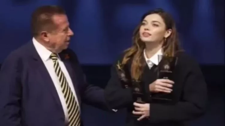 Yaşlı kişinin əlini Afradan çəkməməsi gərginlik yaratdı - Aktrisa belə reaksiya verdi - VİDEO