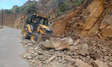 Azərbaycanda qaya uçdu - FOTOlar