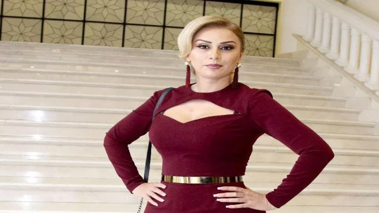 Roza lüks avtomobili ilə şəhər küçələrini 